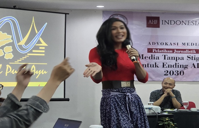 Meghan Kimoralez. Sosok transpuan ini sendiri dikenal karena jasanya dalam menanggulangi penularan HIV di tengah masyrakaat Bali.