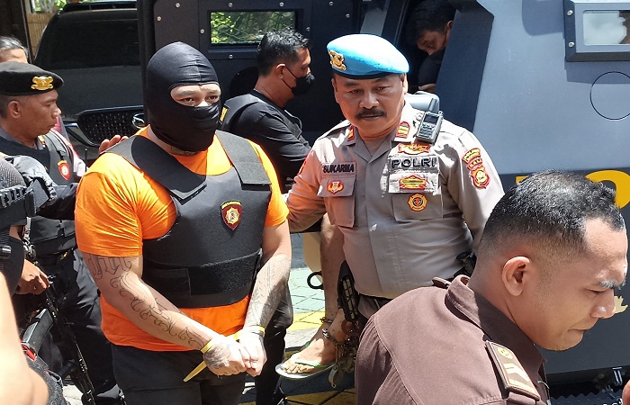 Tiga tersangka asal Australia saat turun dari rantis lapis baja di Kejari Badung, Rabu (15/10) kemarin. Mereka terancam hukuman mati.