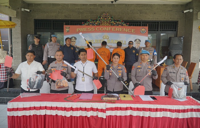 Polisi menunjukkan senjata tajam dan tiga tersangka dalam peristiwa maut di Desa Songan, Kintamani, Bangli. Tiga pelaku penganiayaan telah ditahan.