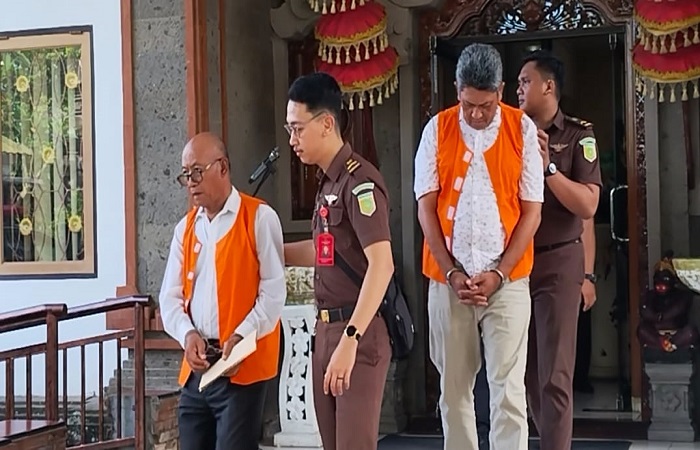 Tiga tersangka dugaan kasus korupsi beras yakni IPSD, IKS dan WNA di Perusda PDDS Tabanan digelandang di Kejari Tabanan.