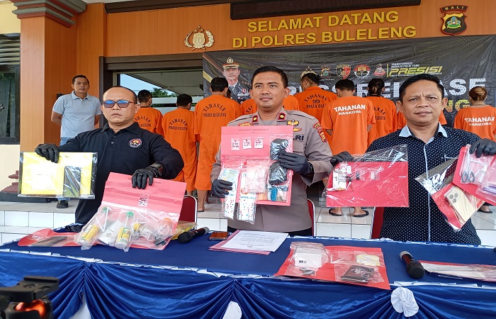 Terdakwa Dongker dan Laut (belakang) saat rilis di Polres Buleleng usai tertangkap. Kini mereka divonis 1,6 tahun penjara meski hanya pemakai.