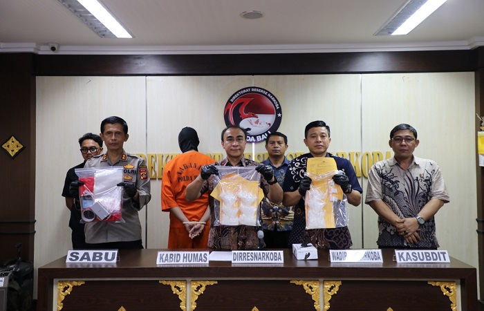 Polisi berhasil mengamankan hampir satu kilogram sabu serta sejumlah ekstasi dari tangan seorang tersangka berinisial Kas,26, di kawasan Denpasar Timur.