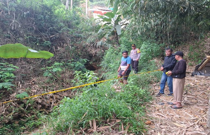 Tragedi tambang batu asah di Pacitan. Dua penambang, Radi dan Sugeng, tewas di lokasi (Sabtu, 18/10/2025). Korban diduga meninggal akibat keracunan gas bawah tanah di tambang.