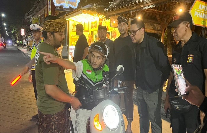 Tim gabungan lakukan penertiban ojol palsu di Jalan di wilayah Legian, Minggu (19/10) kemarin.