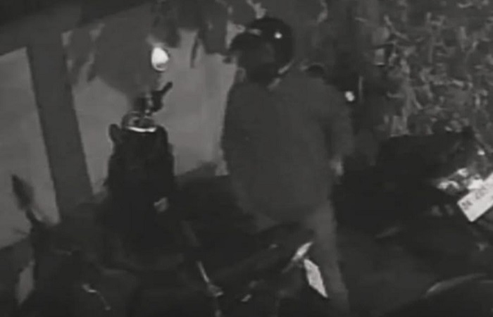 Pelaku pencurian motor terekam CCTV di area parkir Universitas Udayana.