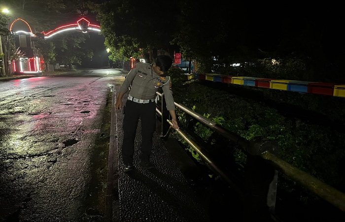 Polisi melakukan olah TKP di lokasi kejadian jalan Gatot Subroto, jembatan penghubung Kediri dan Tabanan pasca kecelakaan maut malam minggu lalu.