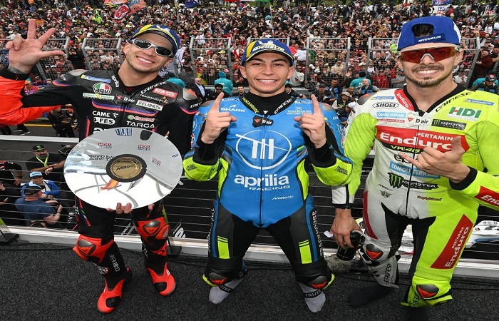 Pebalap muda dari tim Trackhouse Aprilia, Raul Fernandez (tengah) meraih Kemenangan Perdana MotoGP Australia 2025.