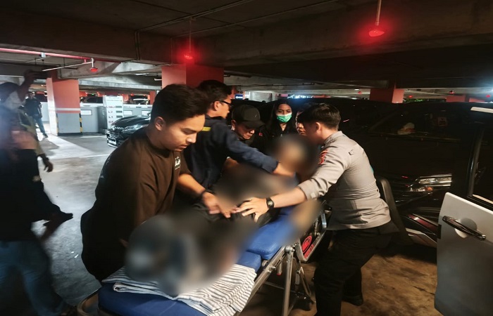 Jenazah pria asal Denpasar, inisial IWB, 56, dievakuasi pada Minggu 19 Oktober 2025 lalu. Korban ditemukan meninggal di dalam mobil Suzuki Ertiga yang terparkir di Gedung Parkir Bandara Ngurah Rai.