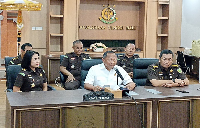 Kajati Bali Ketut Sumedana saat bertemu dengan awak media di Aula Kejati Bali, Senin (20/10) kemarin.