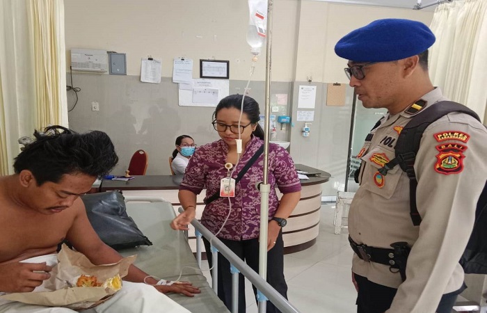 Kondisi Reza, salah seorang penumpang kapal Ferry saat menjalani perawatan medis di Puskesmas Manggis, usai aksi percobaan bunuh diri dengan melompat ke laut.