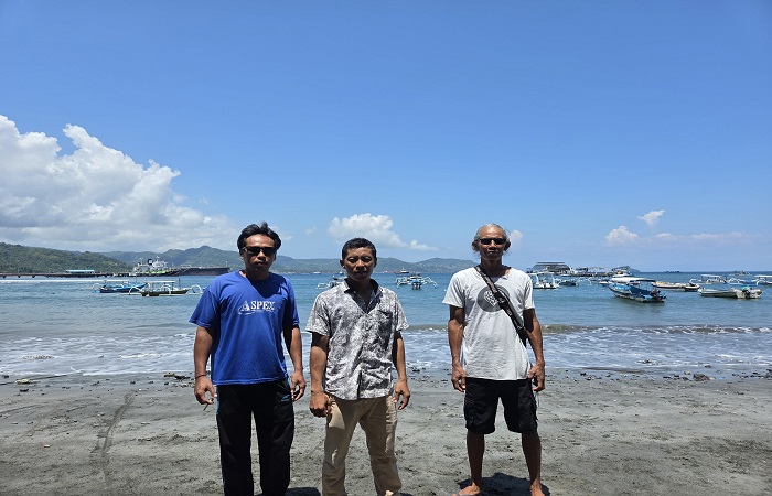 Mantan Ketua Kelompok Tirta Segara, I Ketut Mangku Latra (kanan) bersama ketua Kelompok Tirta SegaraWayan Totong (tengah) dan anggota