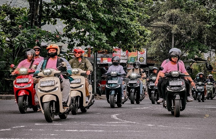 Gen Z di Denpasar touring motor saat malam minggu. Touring ini setidaknya melibatkan  kurang lebih 31 orang gen Z .