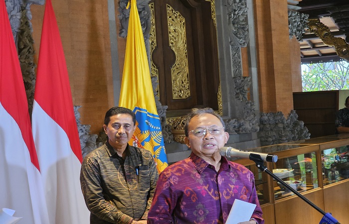 Gubernur Bali Wayan Koster saat menyampaikan perencanaan kegiatan bersih-bersih sungai dan penanaman pohon di Jayasabha Rabu kemarin (22/10) kemarin.
