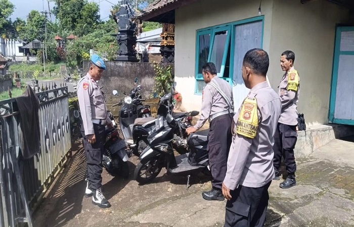 Petugas mengamankan sepeda motor pelajar yang berknalpot brong. Ini merupakan langkah mendisiplinkan diri, sebagai upaya menciptakan ketertiban berlalu lintas.