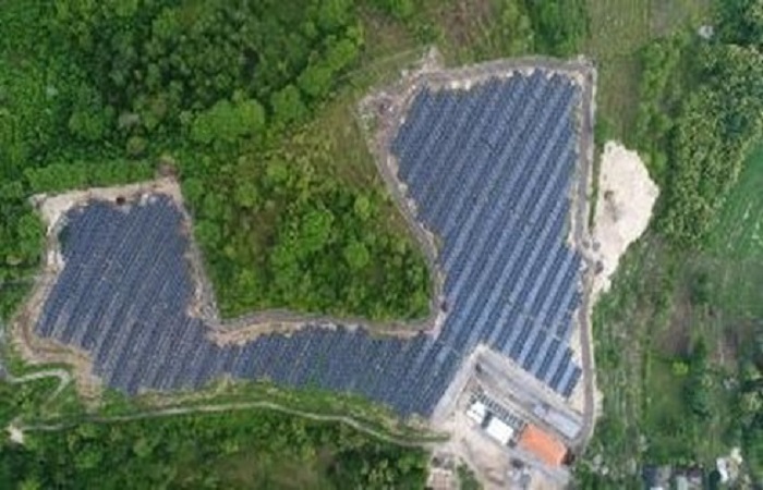 Ribuan panel yang terpasang di PLTS Nusa Penida saat diambil dari atas.