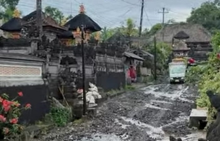 Jalan Belong-Patas mengalami kerusakan karena air hujan melintas di atas jalan.