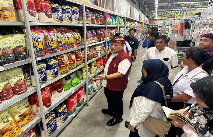 Direskrimsus Polda Bali Kombes Pol Teguh Widodo, S.I.K., M.M., pimpin pasukan turun ke pasar dalam rangka sidak beras, Rabu (22/10) kemarin.