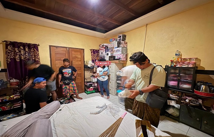 Polisi menggeledah kamar ks wanita pengedar narkoba jenis sabu di Nusa Penida.