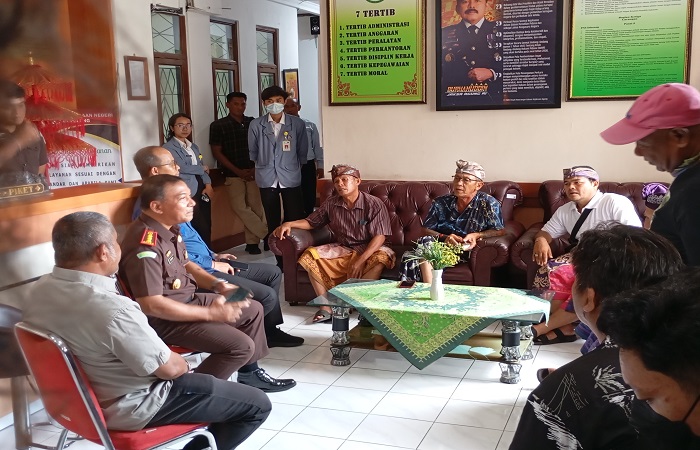 Warga Desa Sudaji mendatangi lagi Kejari Buleleng. Tuntutan mereka agar segera ditindak perbekelnya, secara hukum.