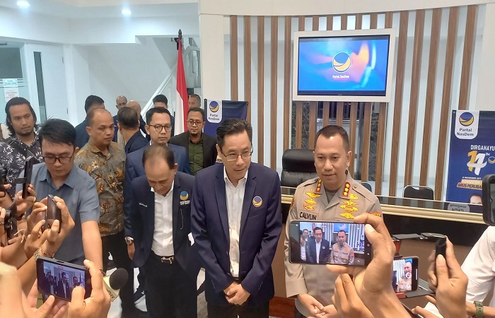 Kapolrestabes Medan, Kombes Pol Jean Calvijn Simanjuntak dan Ketua DPW Nasdem Sumut, Iskandar ST menyampaikan keterangan terkait insiden salah tangkap, di Kantor DPW Nasdem Sumut.