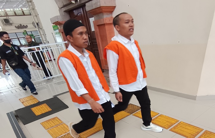 Terdakwa M. Babul Wahyudi dan Dimas Ari Ramadhan usai menjalani sidang dakwaan di PN Denpasar, Kamis (23/10) kemarin.