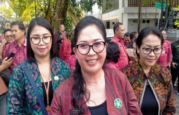 Istri Bupati Tabanan Ni Ketut Rai Wahyuni Sanjaya ikut mendaftar sebagai staf ahli Pemkab Tabanan.