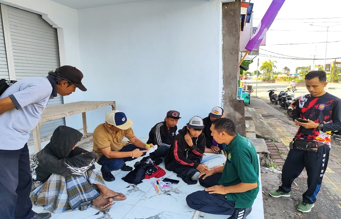 Empat remaja yang diamankan di depan Toko Kelurahan Gilimanuk. Mereka ditemukan tidur-tiduran di emperan.
