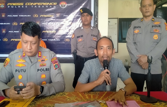 Kapolres Tabanan AKBP Putu Bayu Pati bersama Kasat Reskrim Polres Tabanan AKP Made Teddy Satria Permana,memberikan penjelasan terkait aksi bejat seorang ayah perkosa dua anak kandungnya.