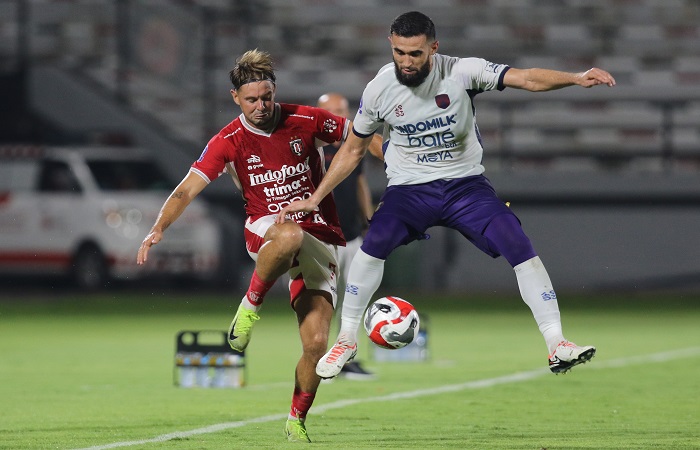 Pemain Bali United, Thijman Goppel (kiri) beradu dengan Javlon Guysenov. Bali United ditahan imbang Persita Tangerang.