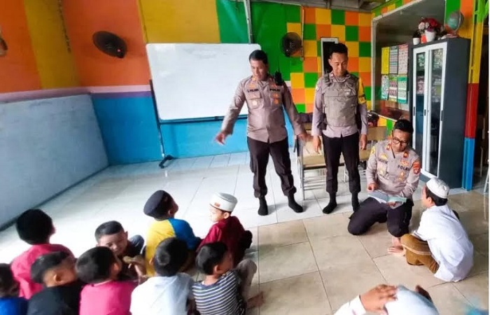 Sekolah Gratis untuk Anak Pemulung yang dibangun Aiptu Agus Riyanto, anggota Bhabinkamtibmas Polsek Kembangan, Jakarta Barat.