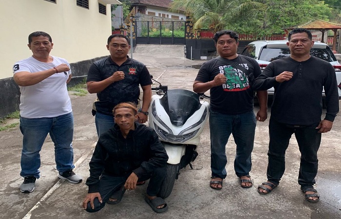 Pelaku Agus Setiawan (jongkok) bersama dengan barang bukti, setelah tertangkap di Kabupaten Gianyar. Ia nekat mencuri sepeda motornya, dengan alasan mencari istrinya di Kota.