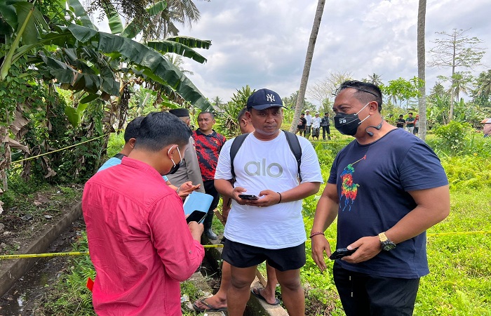 Petugas mendatangi lokasi penemuan mayat. Mandor bernama I Wayan Sedhana, 54 tahun ditemukan tak bernyawa di irigasi Subak Tenggaling Banjar Puseh, Desa Pejeng, Gianyar.