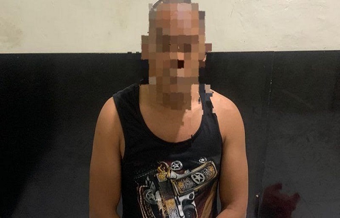 Personel Polsek Darul Makmur saat mengamankan terduga pelaku penganiayaan yang mengaku sebagai jurnalis di Nagan Raya.
