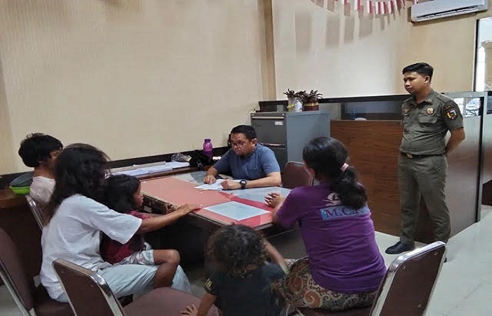 Satu keluarga di Pekanbaru diamankan Dinsos Pekanbaru karena mengemis.