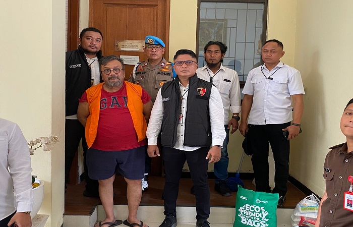 Togar Situmorang (pakai rompi oranye) saat dilimpahkan ke Kejaksaan, Senin kemarin (27/10). Dia segera disidang dalam kasus penipuan dan penggelapan.