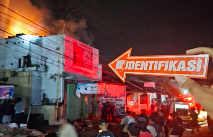 Kondisi toko plastik di Banjar Dinas Panti, Desa Pandak Gede, Kecamatan Kediri, Tabanan yang ludes terbakar. Kebakaran ini diduga karena korsleting listrik.