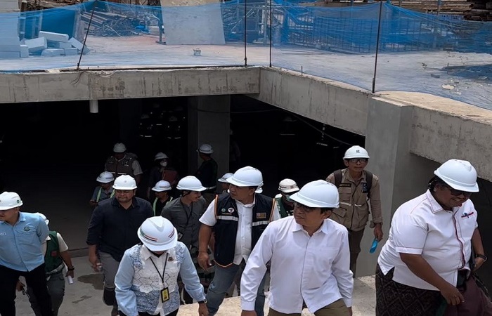 Rombongan Kejari saat melihat proyek Puspem Gianyar.