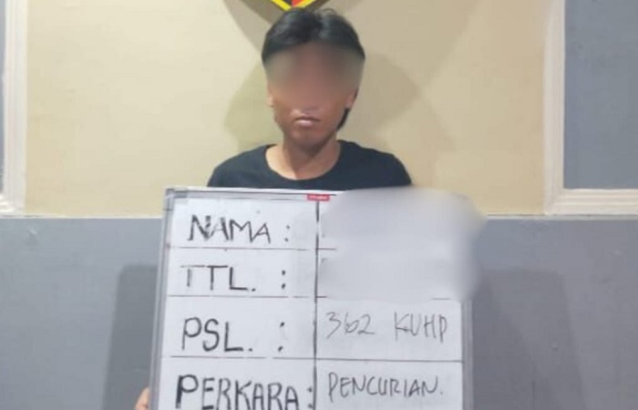 Tersangka DS, 33, asal Pasuruan, Jawa Timur, saat diamankan polisi. Ia diduga sebagai pelaku pencurian hp di mesin ATM.