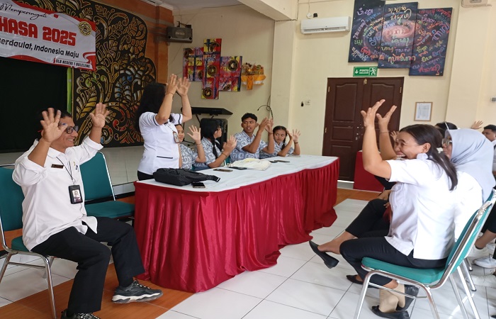 Pelatihan bahasa isyarat yang diikuti staf Dinsos Buleleng di SLB Negeri 1 Buleleng. Tujuannya makin banyak pendamping maupun penerjemah bahasa isyarat.