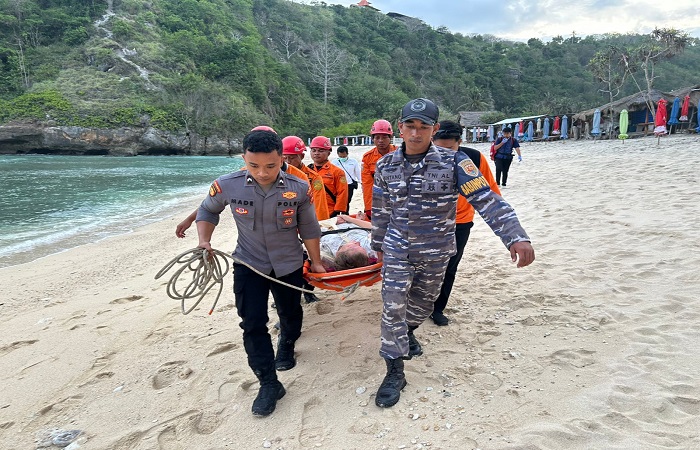 Petugas mengevakuasi wisatawan asal Amerika Serikat, Annette Watson setelah terjatuhsaat menuruni tangga Pantai Atuh.