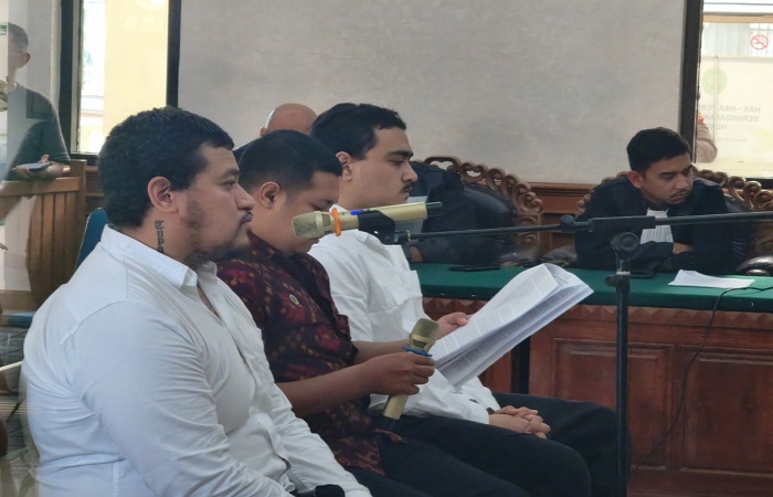 Dari kiri, terdakwa Coskun Mevlut, penerjemah, dan Tupou Pasa Midolmore menjalani sidang dakwaan di PN Denpasar. Terdakwa Darcy Francesco Jenson, memakai penutup kepala setibanya di PN Denpasar.
