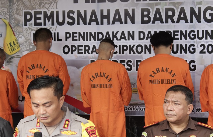 Para terdakwa (di belakang) ketika rilis di Polres Buleleng. Menariknya, otak penjebakan dituntut delapan tahun penjara. Sedangkan satu anak buahnya malah kena tuntutan sebelas tahun penjara.