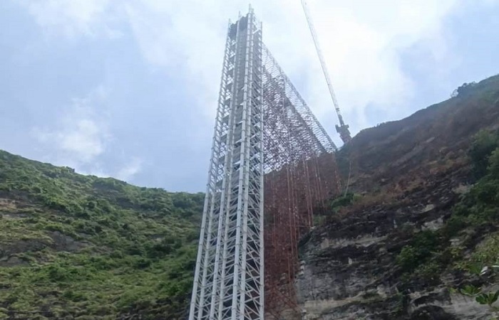 Proyek lift kaca atau Glass Viewing Platforms di Pantai Kelingking, Banjar Karang Dawa, Desa Bungamekar, Nusa Penida, yang kini dipertanyakan.