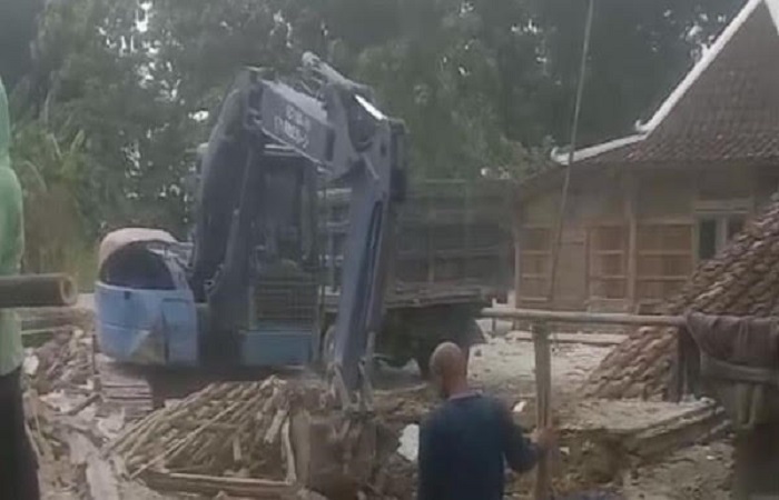 Tangkapan layar Warseno robohkan rumah usai tuding istri selingkuh.