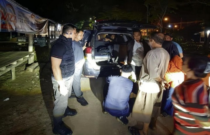Polda Riau berhasil menangkap seorang pria bernama Zulfikar, 49 tahun, yang kedapatan membawa 30 kilogram sisik trenggiling siap jual.