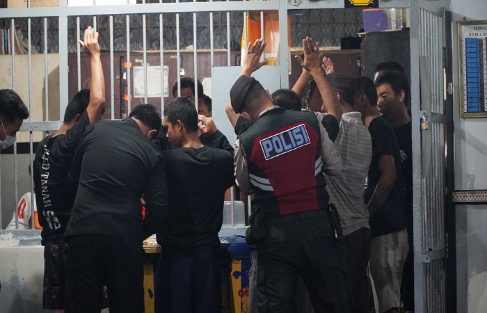 Petugas gabungan mencari barang terlarang di dalam sel Rutan Gianyar yang dihuni para narapidana.