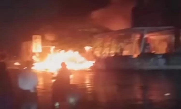 Kebakaran Akibat Truk Tangki BBM Terguling di wilayah Pasir Hayam, Kecamatan Cilaku, Kabupaten Cianjur pada Sabtu malam (1/11/2025) kemarin.