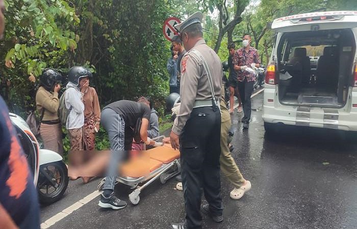 Personel kepolisian saat melakukan olah TKP peristiwa kecelakaan maut yang menyebabkan salah satu siswa SMAN 1 Melaya meninggal dunia di lokasi kejadian, Kamis (30/10) lalu.