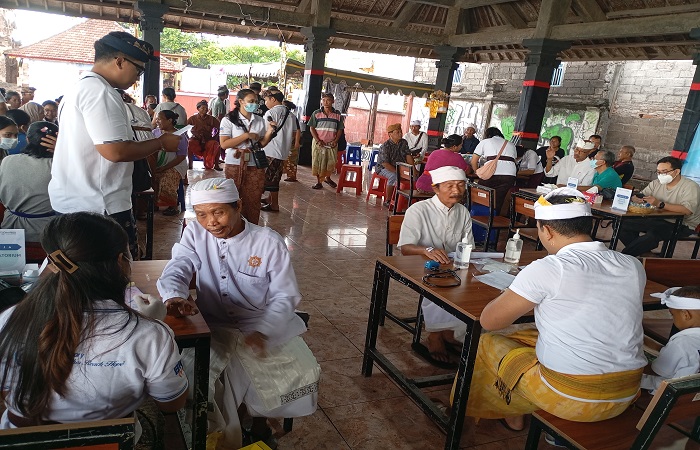 Suasana layanan kesehatan gratis yang dilakukan prajuru untuk pengempon Pura Taman Sari. Ini agar kesehatan mereka tetap terjaga, meski harus ngayah selama piodalan yang berlangsung.