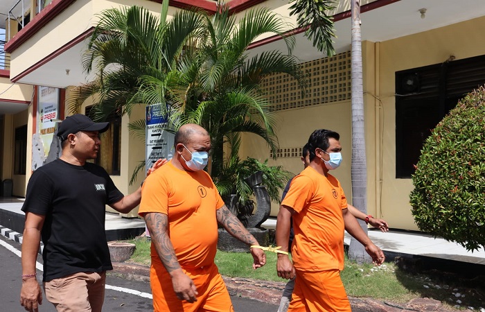 Terdakwa I Gede Widia alias Kolak saat rilis di Polres Buleleng pada Juni lalu. Kini ia dipenjara lima tahun, akibat ulahnya mengedarkan narkotika jenis sabu.